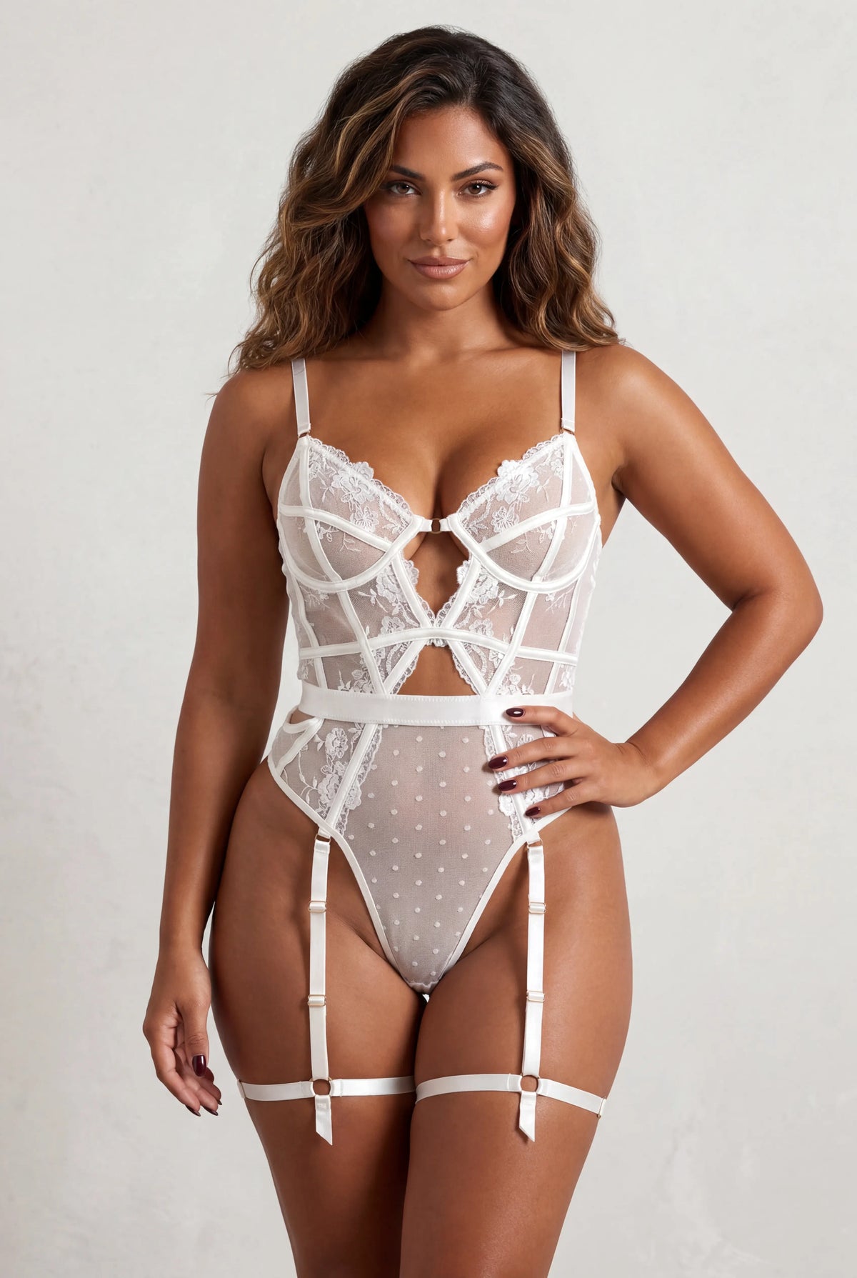 Body en dentelle avec tour de cuisses - AUDACE Blanc - NAKED Underwear - Mannequin debout face